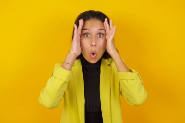 Yüzünde korku ifadesi olan, ellerini başının üstünde tutan, çenesi düşmüş, müthiş bir ifadesi olan bir model. Omg kavramı