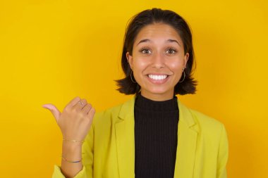 Sevgili Model, işaret parmağıyla fotokopi uzayını gösteriyor, indirimler hakkında haberler var. 