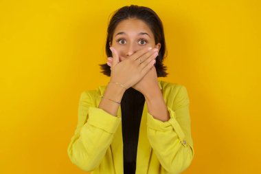 Model ağzını yanlışlıkla ellerle kapatmayı şok etti. Gizli konsept.