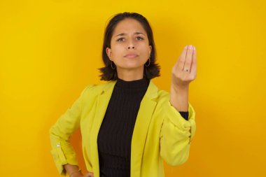 Model, tipik İtalyan jestleri yapıyor, kameraya bakıyor.