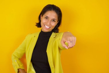 Model kameraya tatmin olmuş, kendinden emin, dostane bir gülümsemeyle bakıyor ve seni seçiyor. 