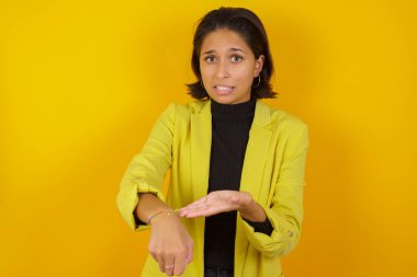 Zaman, sabırsızlık, gecikme yüzünden kızgın ve kızgın modelim..