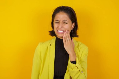 Diş ağrısı ya da diş hastalığından dolayı ağıza acı dolu bir ifadeyle dokunmak modelim..