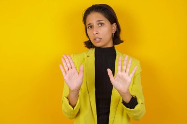 Model, reddedildiğini ve reddedildiğini korku ve iğrenç bir ifadeyle gösteriyor. Dur ve yasakla.