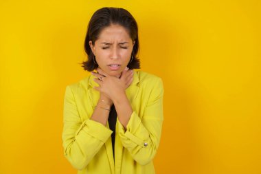  Güzel genç bir kadın boğularak ölüyor çünkü boğularak ölüyor. Sağlık problemi. Boğulma ve intihar konsepti.