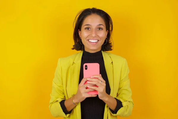 Fotografía Del Espacio Copia Hermosa Mujer Joven Sosteniendo Teléfono Las —  Fotos de Stock