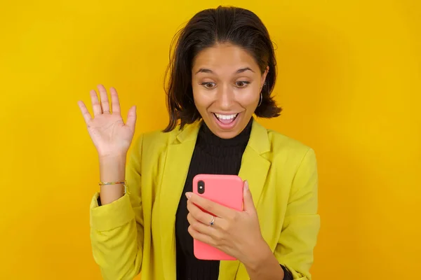 Retrato Cerca Una Hermosa Joven Sosteniendo Las Manos Teléfono Celular —  Fotos de Stock