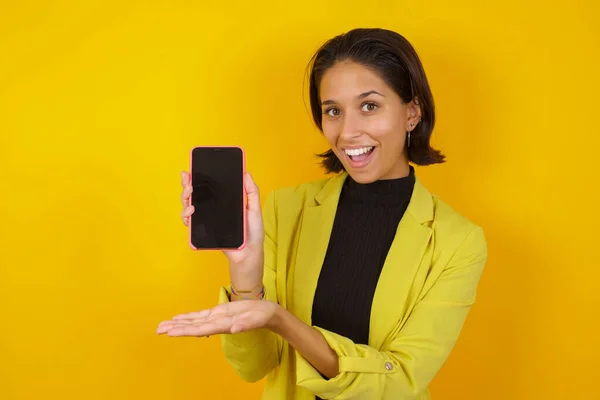 Gyönyörű Fiatal Sárga Fal Felett Egy Mobillal Okostelefon Bemutatása — Stock Fotó