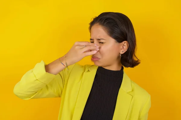 Mooie Jonge Vrouw Ruiken Iets Stinkend Walgelijk Ondraaglijke Geur Houden — Stockfoto