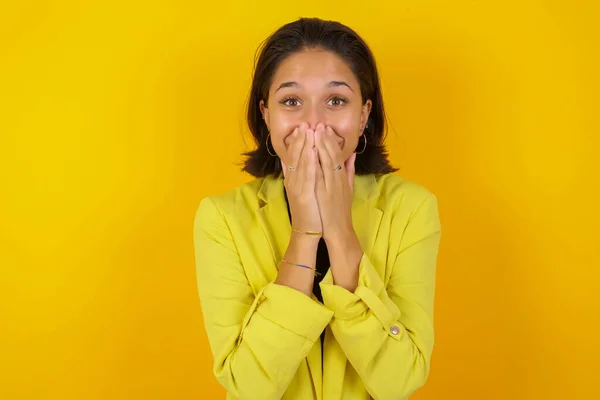 生き生きとしたモデル 喜んで笑い 口を覆い 一人で楽しみ 自然な笑いを持ち 肯定的な話や面白い逸話を聞く — ストック写真