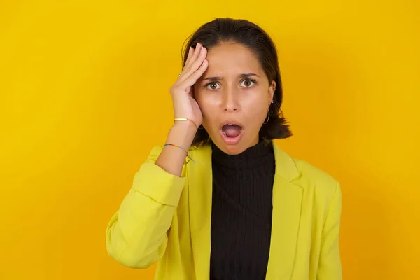 Verborgen Aantrekkelijke Vrouw Met Geschokte Uitdrukking Drukt Grote Verbazing Verbaasde — Stockfoto