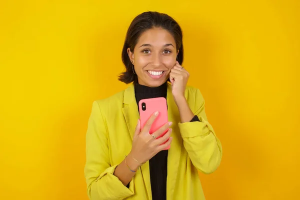 Gyönyörű Fiatal Pózol Mobiltelefon Eszköz Típusok Szöveges Üzenet Modern Okostelefon — Stock Fotó