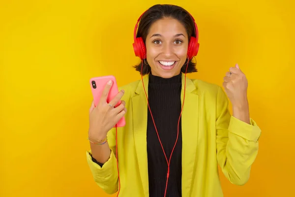 Mulher Bonita Detém Telefone Celular Moderno Conectado Fones Ouvido Aperta — Fotografia de Stock