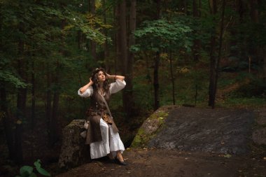Sonbahar ormanda genç cadı
