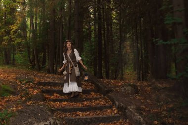 Sonbahar ormanda genç cadı