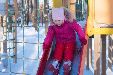 soğuk kışın karda oynayan kız