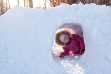 soğuk kışın karda oynayan kız