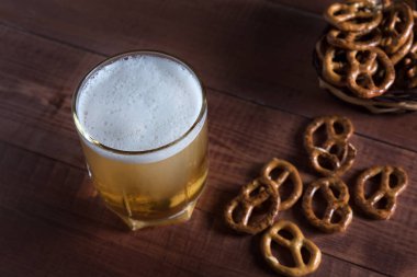 tuzlu pasta ile ahşap bir masa üzerinde bir bardak bira