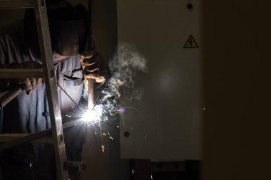 metal borular ile çalışan işçi kaynakçı