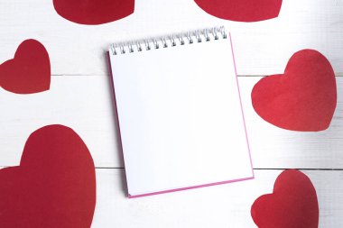 Beyaz ahşap arka plan. Sevgililer günü. Kırmızı kalp ve çiçek.