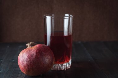 taze nar suyu bir bardak şeffaf cam