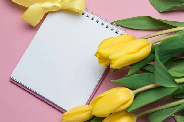 Цветы желтые тюльпаны на розовом фоне с — стоковое фото
