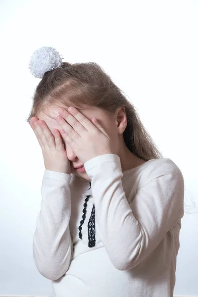 Kind meisje toont emoties in lichte kleding — Stockfoto
