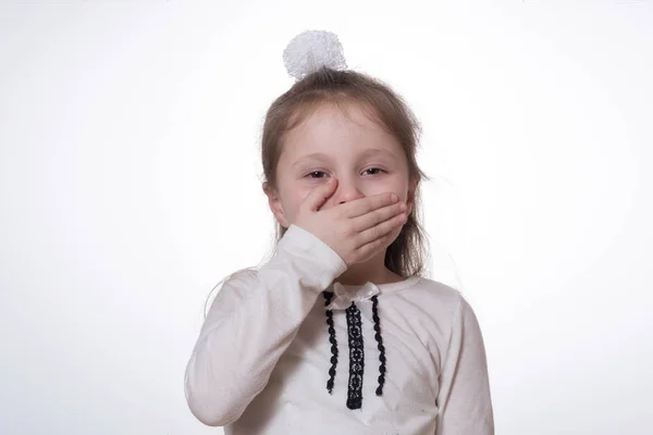 Kind meisje toont emoties in lichte kleding — Stockfoto