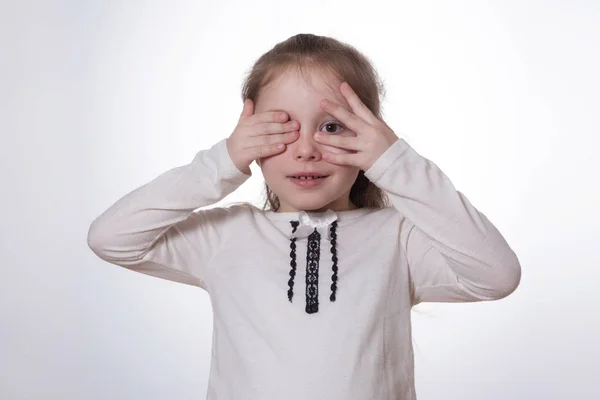 Kind meisje toont emoties in lichte kleding — Stockfoto