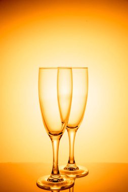 şarap ve şampanya çok renkli bir adam boş gözlük