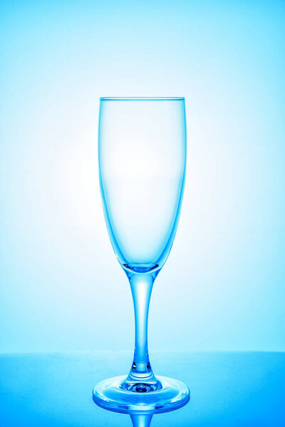 пустые бокалы для вина и шампанского на разноцветной спинке
