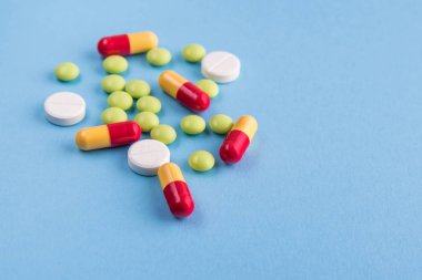 ilaçlar ve ilaç mavi zemin üzerine.