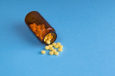 ilaçlar ve ilaç mavi zemin üzerine.