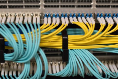 optik fiber bilgi teknolojisi ile veri aktarımı.