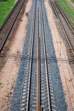 mesafeye kadar uzanan demiryolu rayları. Yol.