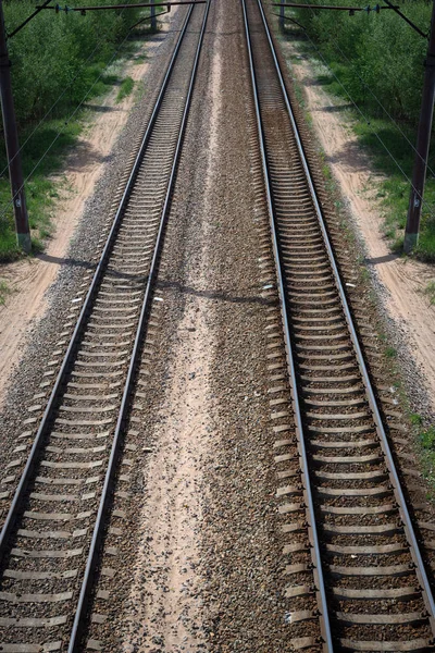 Järnvägsspåren sträcker sig in i fjärran. Road Way. — Stockfoto