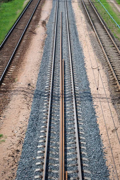 mesafeye kadar uzanan demiryolu rayları. Yol.