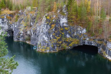 Ruskeala dağın Park - araştırma bir asırlık öyküsü. Vahşi doğal mermer tarifsiz güzellik. Karelya. Rusya.