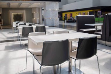 Alışveriş merkezinde modern tarzda fast food restoran