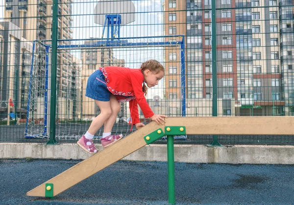 Aktywna dziewczynka na placu zabaw — Zdjęcie stockowe