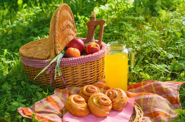 野餐篮与葡萄酒水果和其他产品在天然木制背景。夏季休息。露营。大自然中的野餐. — 图库照片