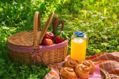 Doğal ahşap arka planda şarap meyvesi ve diğer ürünlerle piknik sepeti. Yaz dinlenme. Kamp. Doğada piknik.