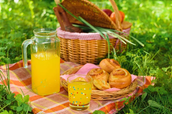 Picknickkorb mit Weinfrüchten und anderen Produkten auf einem natürlichen hölzernen Hintergrund. Sommerpause. Zelten. Picknick in der Natur. — Stockfoto