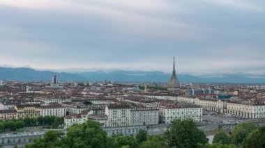 Turin zaman atlamalı, gün gece zaman atlamalı, Torino, İtalya, manzarası ile Alpler, alacakaranlık tahrik doğal şehir ışıkları üzerinde dramatik gökyüzü için. Seyahat hedef, tarihi kent, havadan görünümü. 