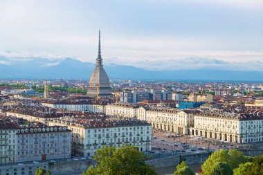 Turin manzarası, günbatımı, Torino, İtalya, panorama cityscape Mole Antonelliana şehri ile. Renkli gökyüzü ışık ve dramatik.