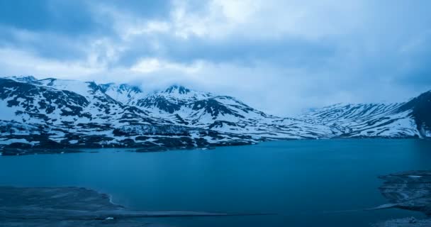 Time Lapse Moln Skymning Blå Timme Sjön Och Snötäckta Berg — Stockvideo