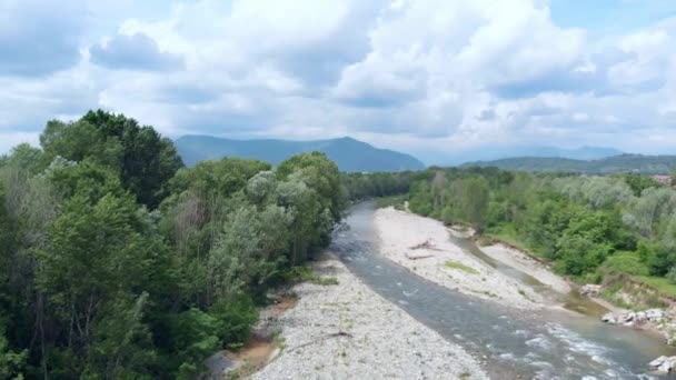 Anténa Letu Nad Řeku Tekoucí Mezi Lesy Pozadím Hory Cloudscape — Stock video