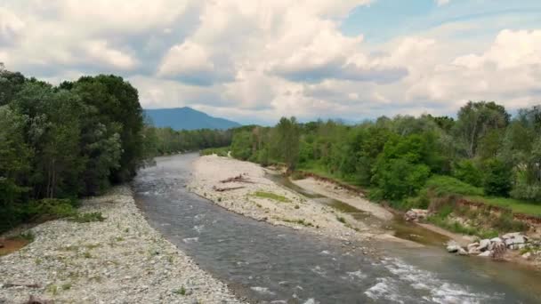 山を背景にウッドランドと Cloudscape トリノ イタリアとの間を流れる川に架かる 空中飛行 — ストック動画