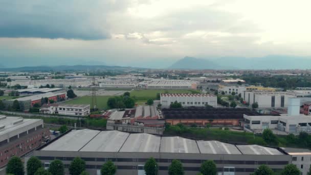 Aéreo Sobrevoando Distrito Industrial Terras Agrícolas Com Vista Para Montanha — Vídeo de Stock