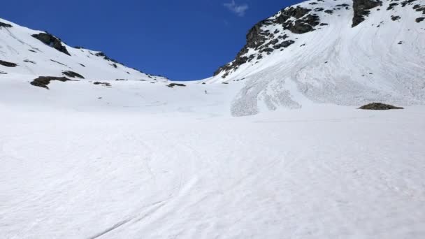 ゲレンデの雪に覆われた斜面をスキーで一人晴れた日に イタリアのアルプスでは 春の雪崩スポーツ冒険 — ストック動画